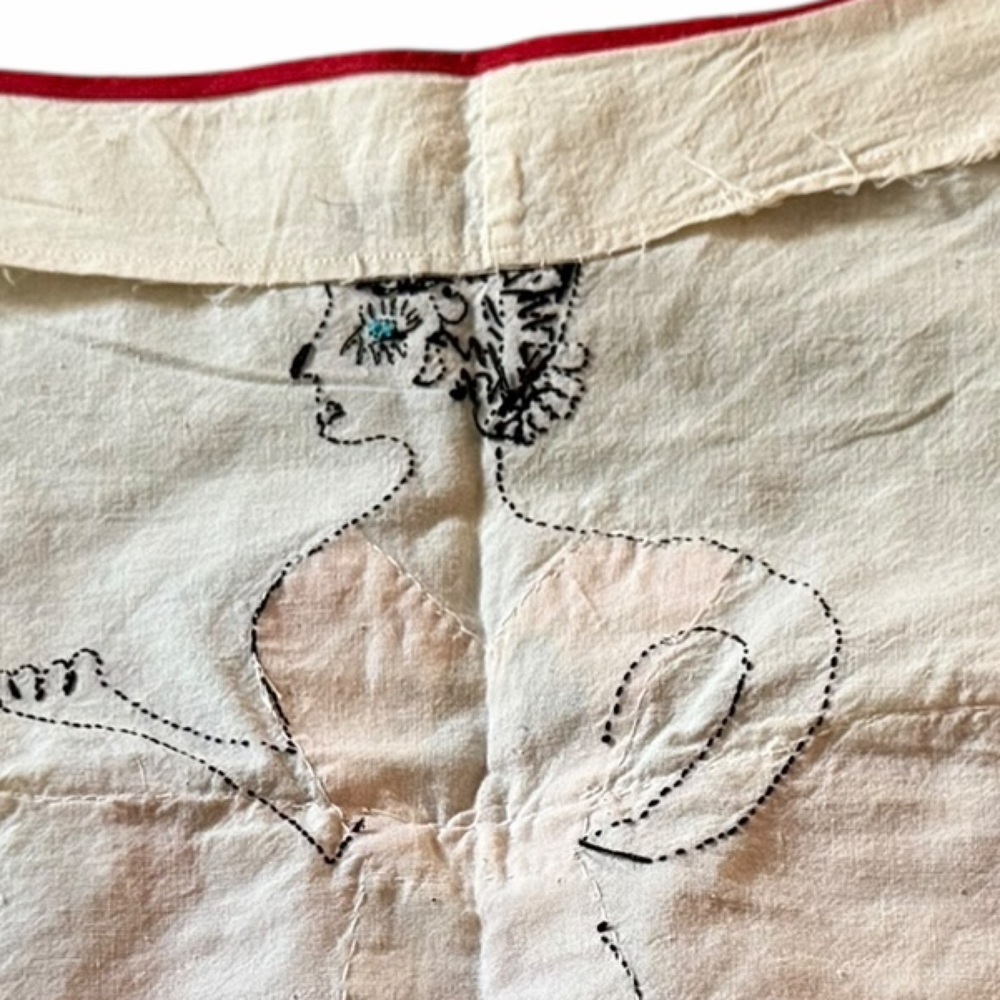Vintage half apron with embroidered dancing lady 💃🏾 with a patchwork skirt - Picture 9 of 11